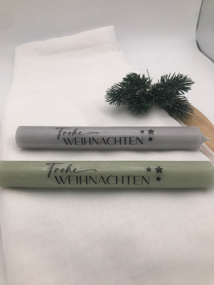 Festliche Stabkerzen in Grau und Grün mit Frohe Weihnachten Schriftzug und Tannenzweig als Weihnachtsdekoration