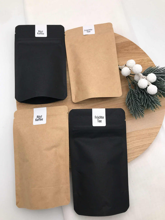 Davideea Tee und Kaffee handverpackt in wiederverschließbaren Beuteln mit aromatischem Röstkaffee und Früchtetee auf Holzbrett