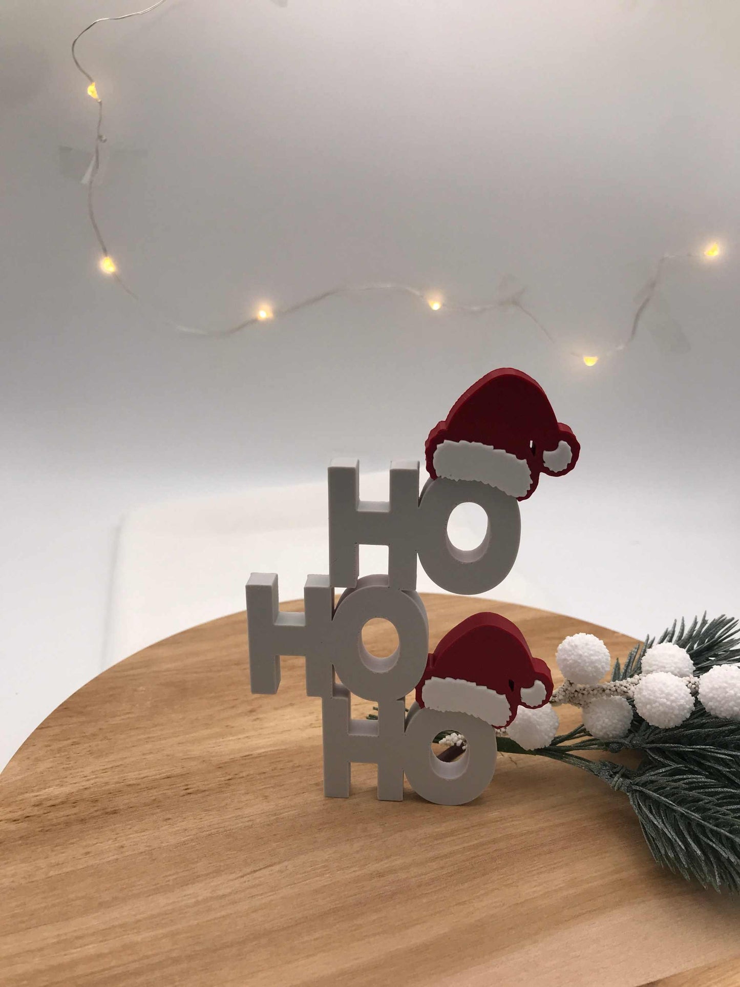 HO HO HO Dekofigur 3D-gedruckt aus PLA mit roten Nikolausmützen, moderne nachhaltige Weihnachtsdekoration