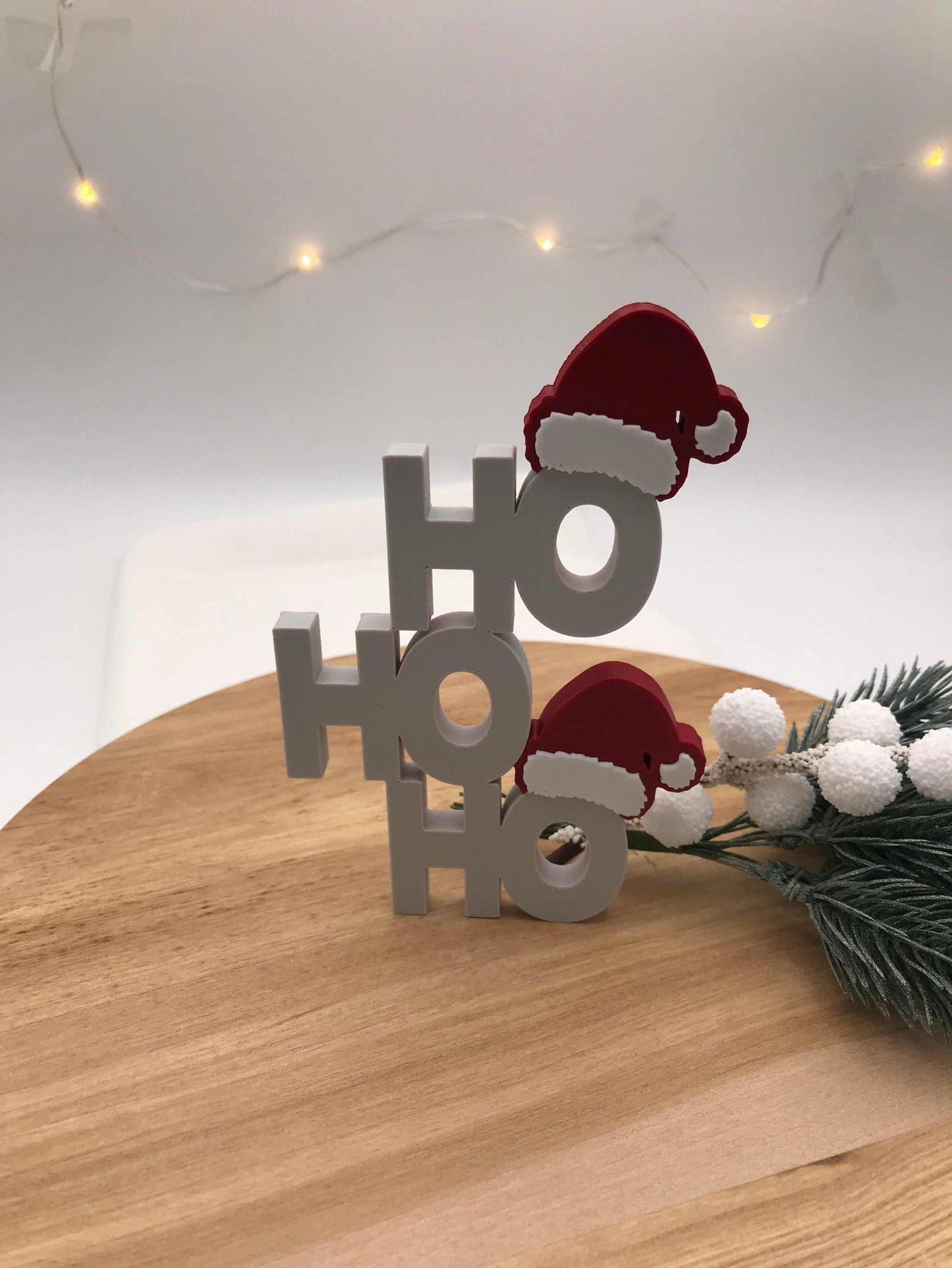 HO HO HO Dekofigur 3D-gedruckt aus PLA mit roten Nikolausmützen, moderne nachhaltige Weihnachtsdekoration