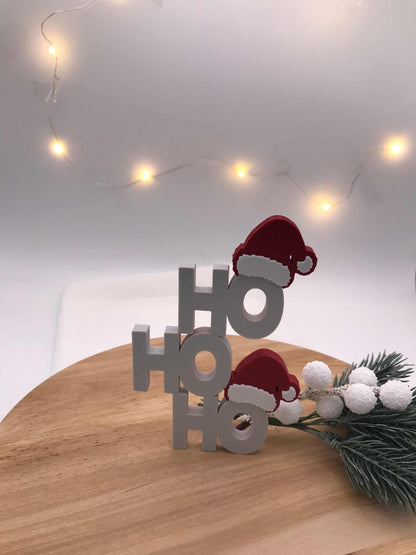 HO HO HO Dekofigur 3D-gedruckt aus PLA mit roten Nikolausmützen, moderne nachhaltige Weihnachtsdekoration