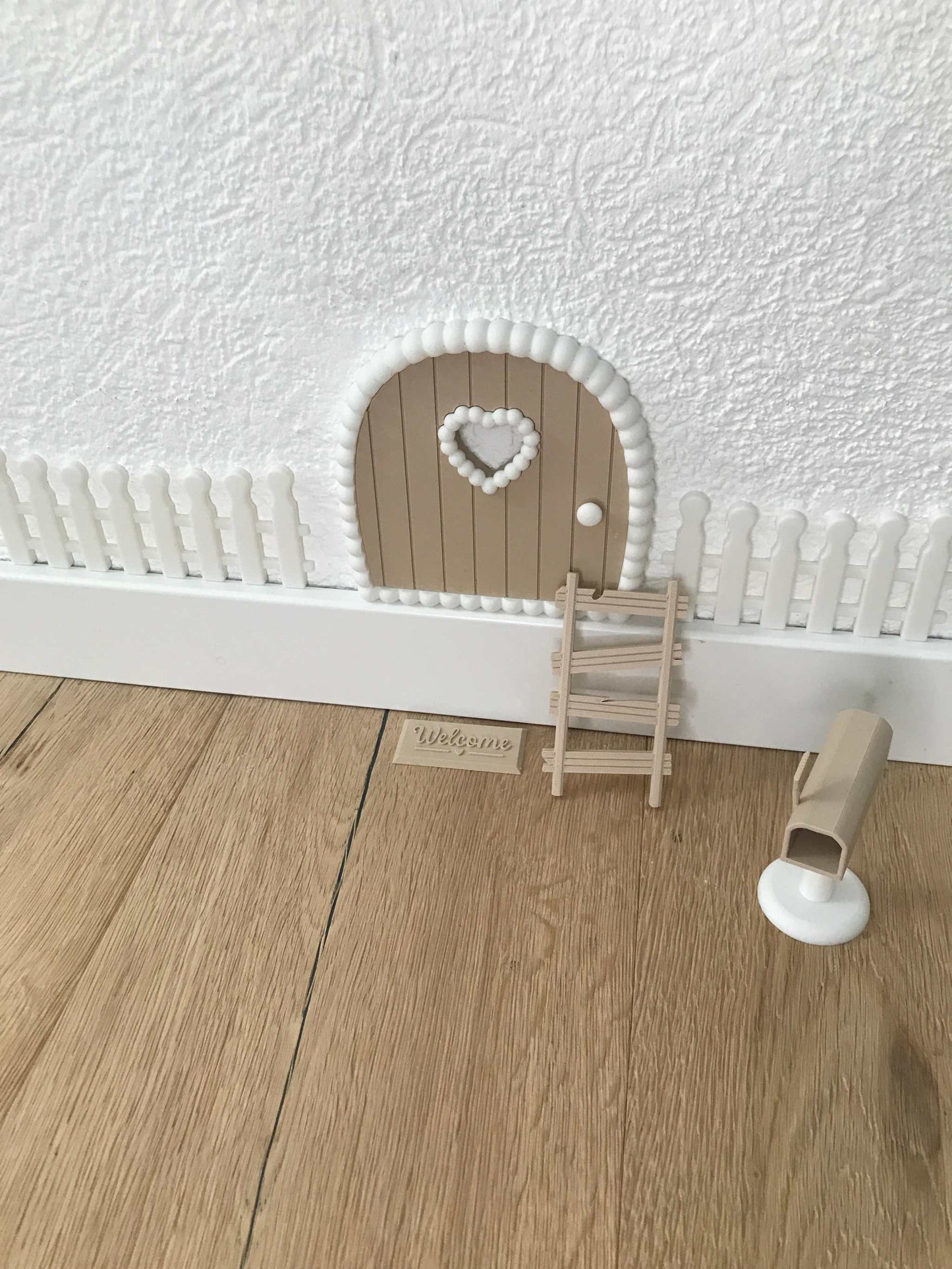 Wichteltür Set aus 3D-Druck mit Tür, Fenstern, Zaun und Miniaturmöbeln für Weihnachtsdeko