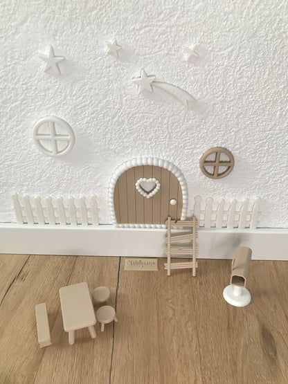 Wichteltür Set aus 3D-Druck mit Tür, Fenstern, Zaun und Miniaturmöbeln für Weihnachtsdeko