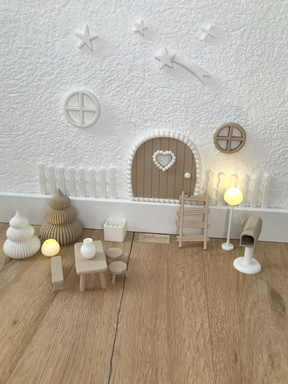 Wichteltür Set aus 3D-Druck mit Tür, Fenstern, Zaun und Miniaturmöbeln für Weihnachtsdeko