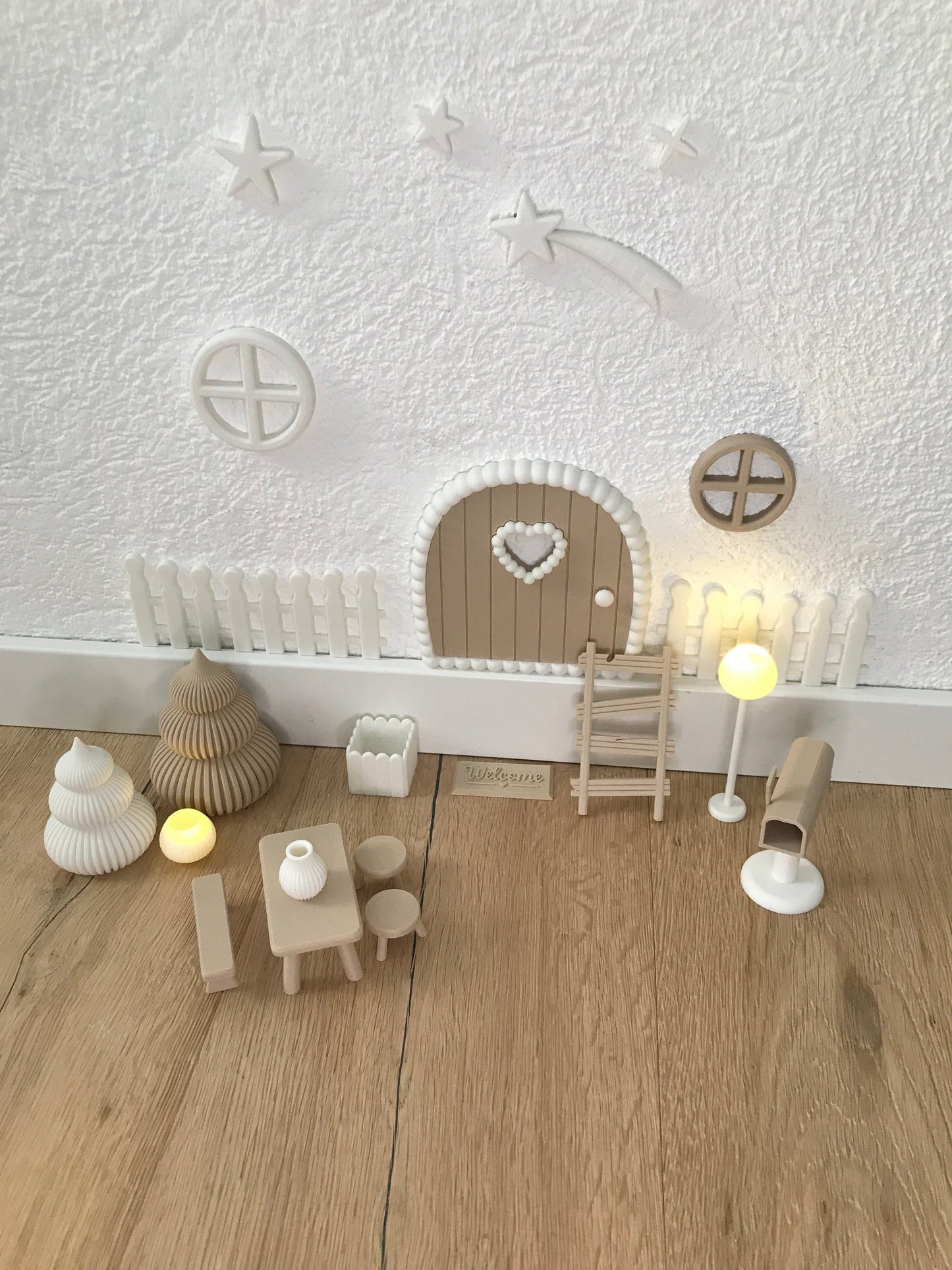 Wichteltür Set aus 3D-Druck mit Tür, Fenstern, Zaun und Miniaturmöbeln für Weihnachtsdeko