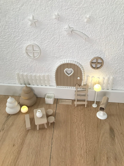 Wichteltür Set aus 3D-Druck mit Tür, Fenstern, Zaun und Miniaturmöbeln für Weihnachtsdeko