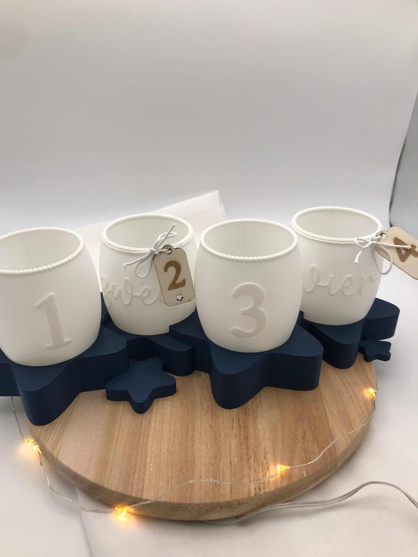 Moderner Adventskranz 3D Druck aus weißem PLA mit Zahlen 1 bis 4 auf dunkelblauem Sternenständer, umweltfreundliche Weihnachtsdeko