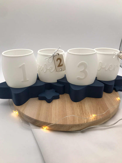 Moderner Adventskranz 3D Druck aus weißem PLA mit Zahlen 1 bis 4 auf dunkelblauem Sternenständer, umweltfreundliche Weihnachtsdeko