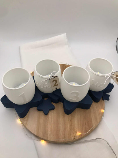 Moderner Adventskranz 3D Druck aus weißem PLA mit Zahlen 1 bis 4 auf dunkelblauem Sternenständer, umweltfreundliche Weihnachtsdeko