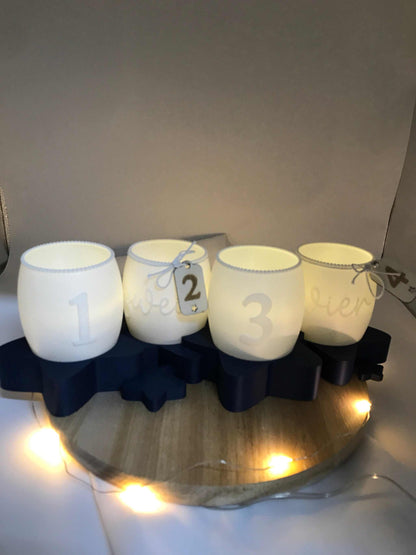 Moderner Adventskranz 3D Druck aus weißem PLA mit Zahlen 1 bis 4 auf dunkelblauem Sternenständer, umweltfreundliche Weihnachtsdeko