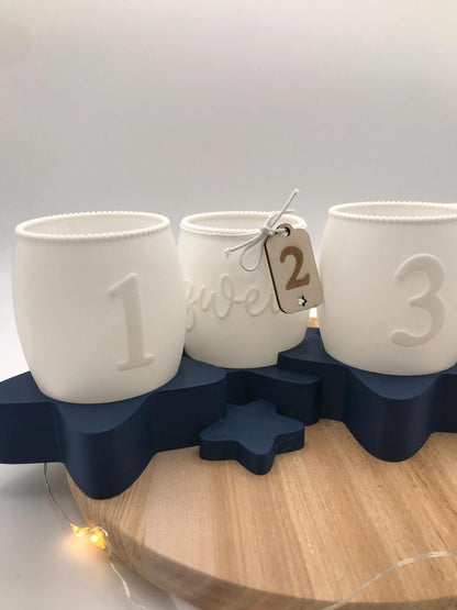 Moderner Adventskranz 3D Druck aus weißem PLA mit Zahlen 1 bis 4 auf dunkelblauem Sternenständer, umweltfreundliche Weihnachtsdeko
