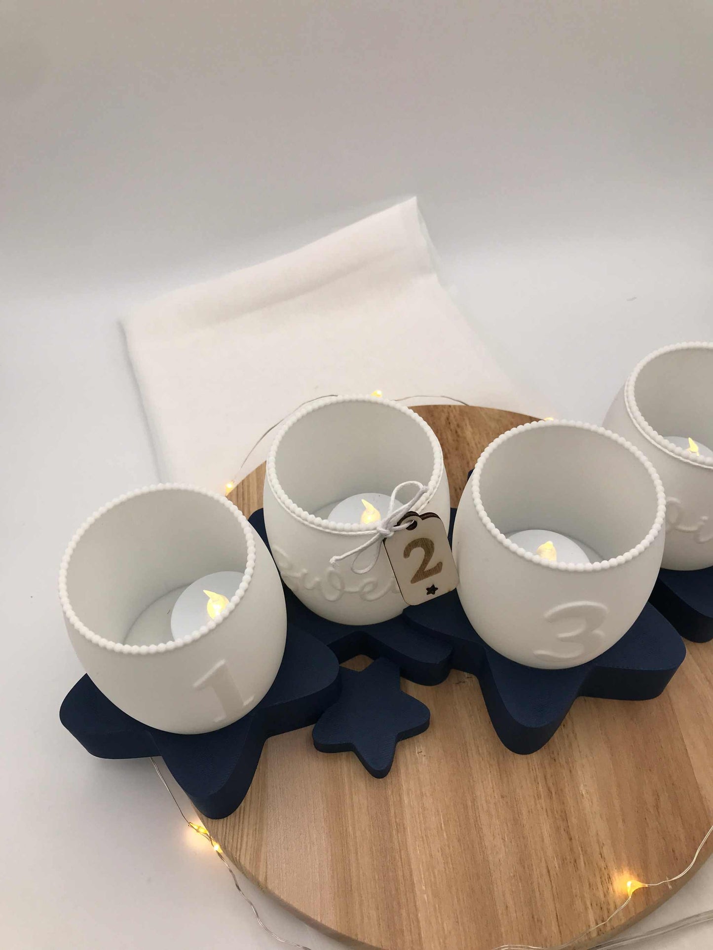 Moderner Adventskranz 3D Druck aus weißem PLA mit Zahlen 1 bis 4 auf dunkelblauem Sternenständer, umweltfreundliche Weihnachtsdeko