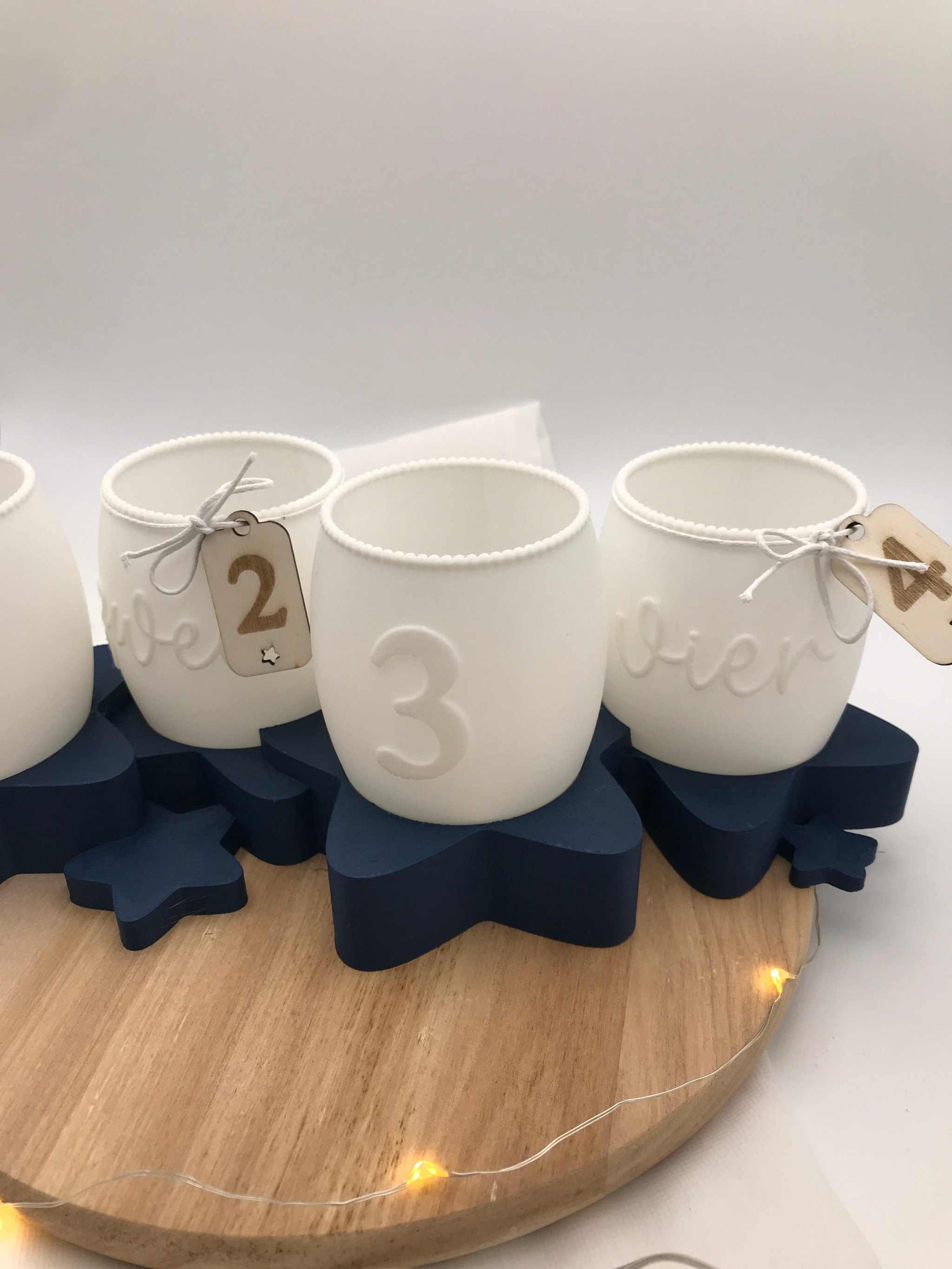 Moderner Adventskranz 3D Druck aus weißem PLA mit Zahlen 1 bis 4 auf dunkelblauem Sternenständer, umweltfreundliche Weihnachtsdeko