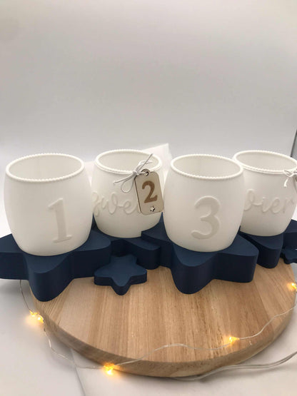 Moderner Adventskranz 3D Druck aus weißem PLA mit Zahlen 1 bis 4 auf dunkelblauem Sternenständer, umweltfreundliche Weihnachtsdeko