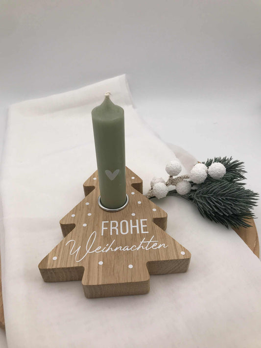 Kerzenhalter aus Eichenholz in Tannenbaumform mit grüner Kerze und Weihnachtsdeko