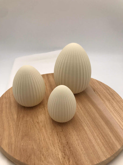 Moderne Ostereier aus 3D-Druck mit geriffelter Oberfläche in verschiedenen Größen und Farben als stilvolle Osterdekoration
