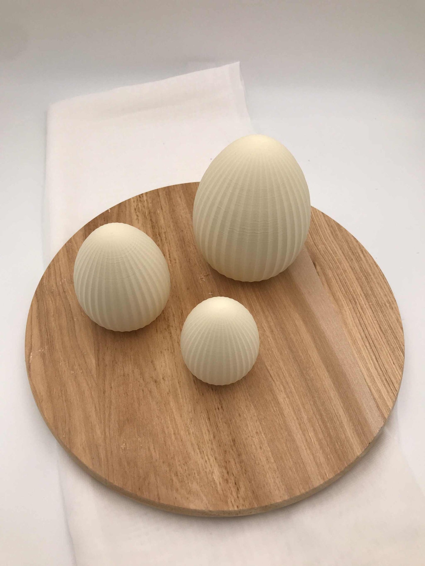 Moderne Ostereier aus 3D-Druck mit geriffelter Oberfläche in verschiedenen Größen und Farben als stilvolle Osterdekoration