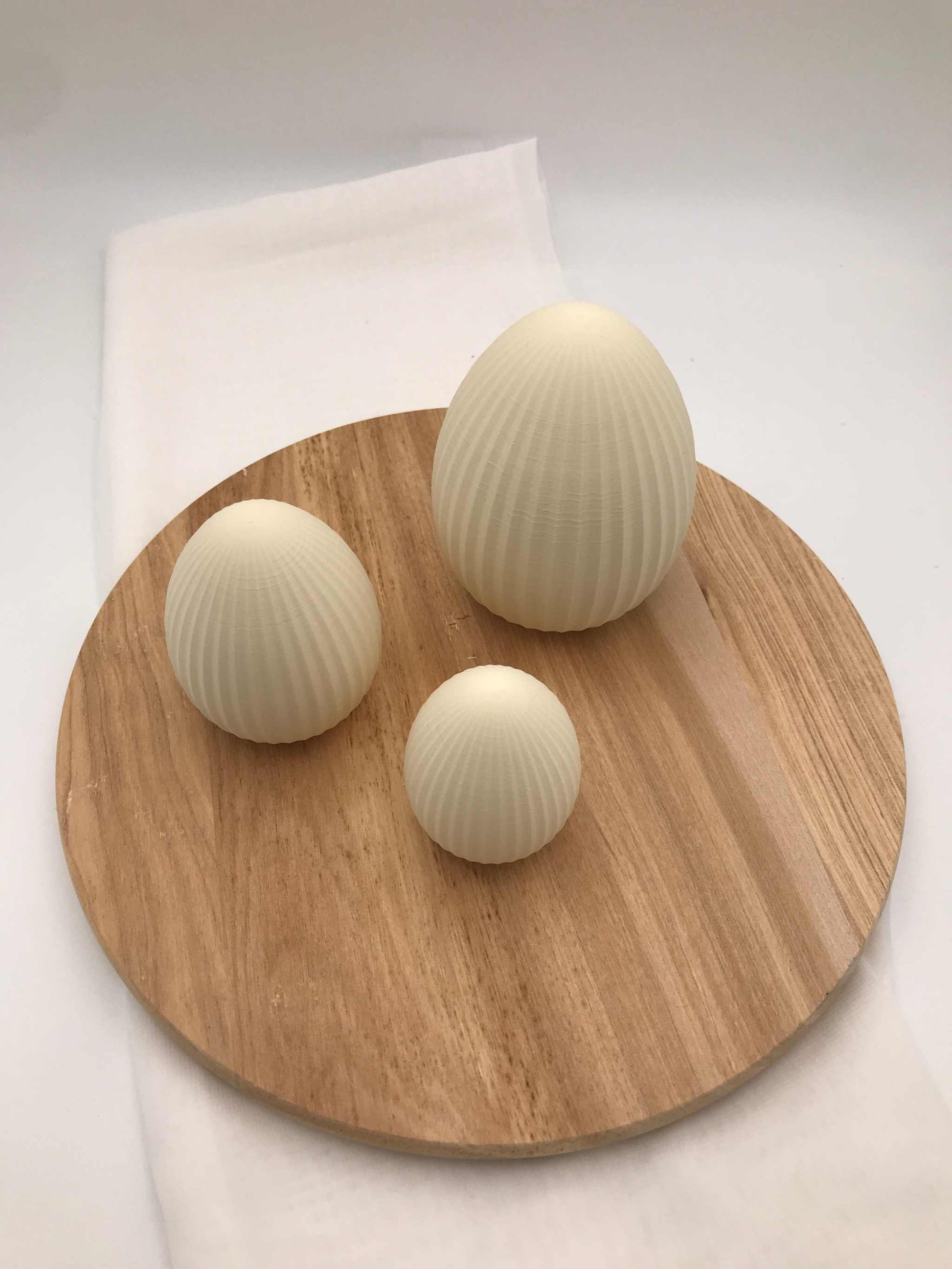 Moderne Ostereier aus 3D-Druck mit geriffelter Oberfläche in verschiedenen Größen und Farben als stilvolle Osterdekoration