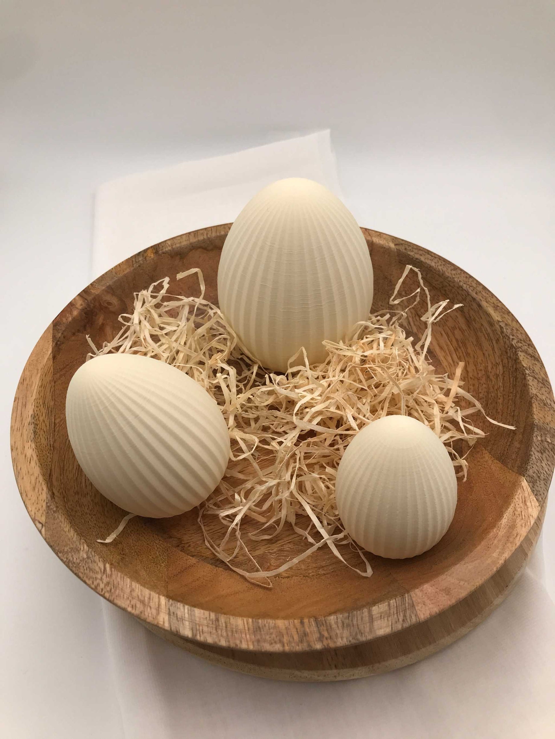 Moderne Ostereier aus 3D-Druck mit geriffelter Oberfläche in verschiedenen Größen und Farben als stilvolle Osterdekoration