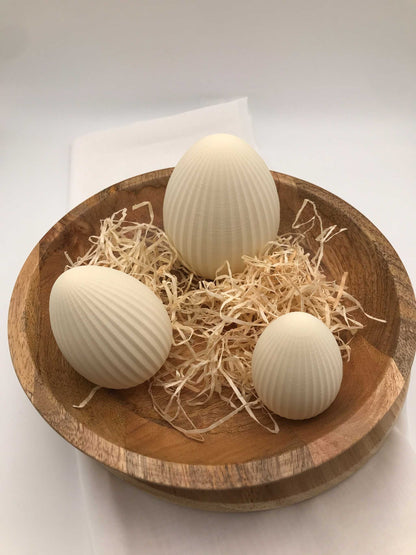 Moderne Ostereier aus 3D-Druck mit geriffelter Oberfläche in verschiedenen Größen und Farben als stilvolle Osterdekoration