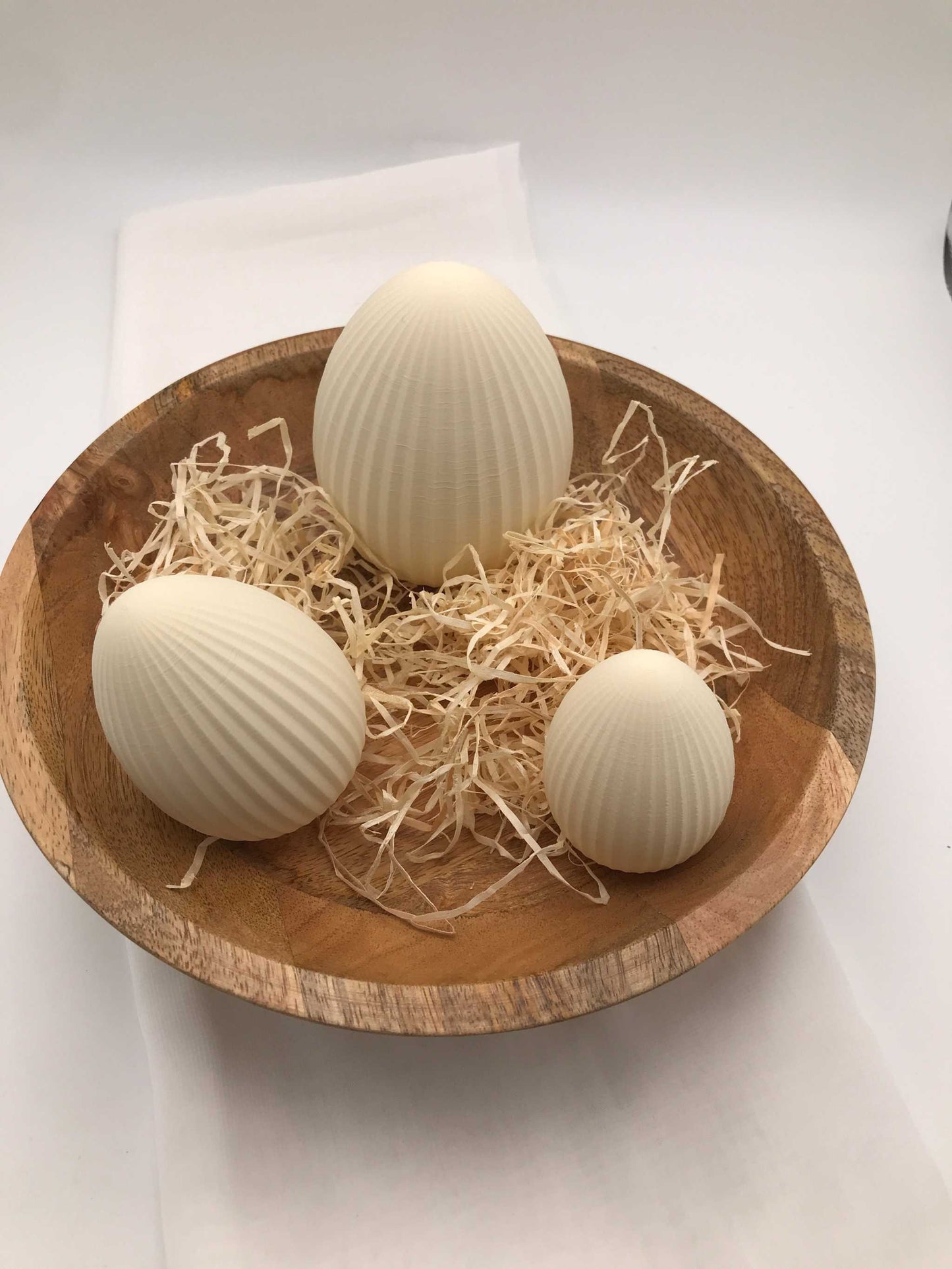 Moderne Ostereier aus 3D-Druck mit geriffelter Oberfläche in verschiedenen Größen und Farben als stilvolle Osterdekoration