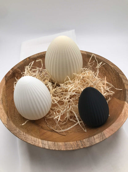 Moderne Ostereier aus 3D-Druck mit geriffelter Oberfläche in verschiedenen Größen und Farben als stilvolle Osterdekoration