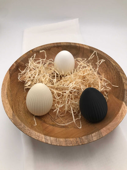 Moderne Ostereier aus 3D-Druck mit geriffelter Oberfläche in verschiedenen Größen und Farben als stilvolle Osterdekoration