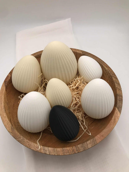 Moderne Ostereier aus 3D-Druck mit geriffelter Oberfläche in verschiedenen Größen und Farben als stilvolle Osterdekoration