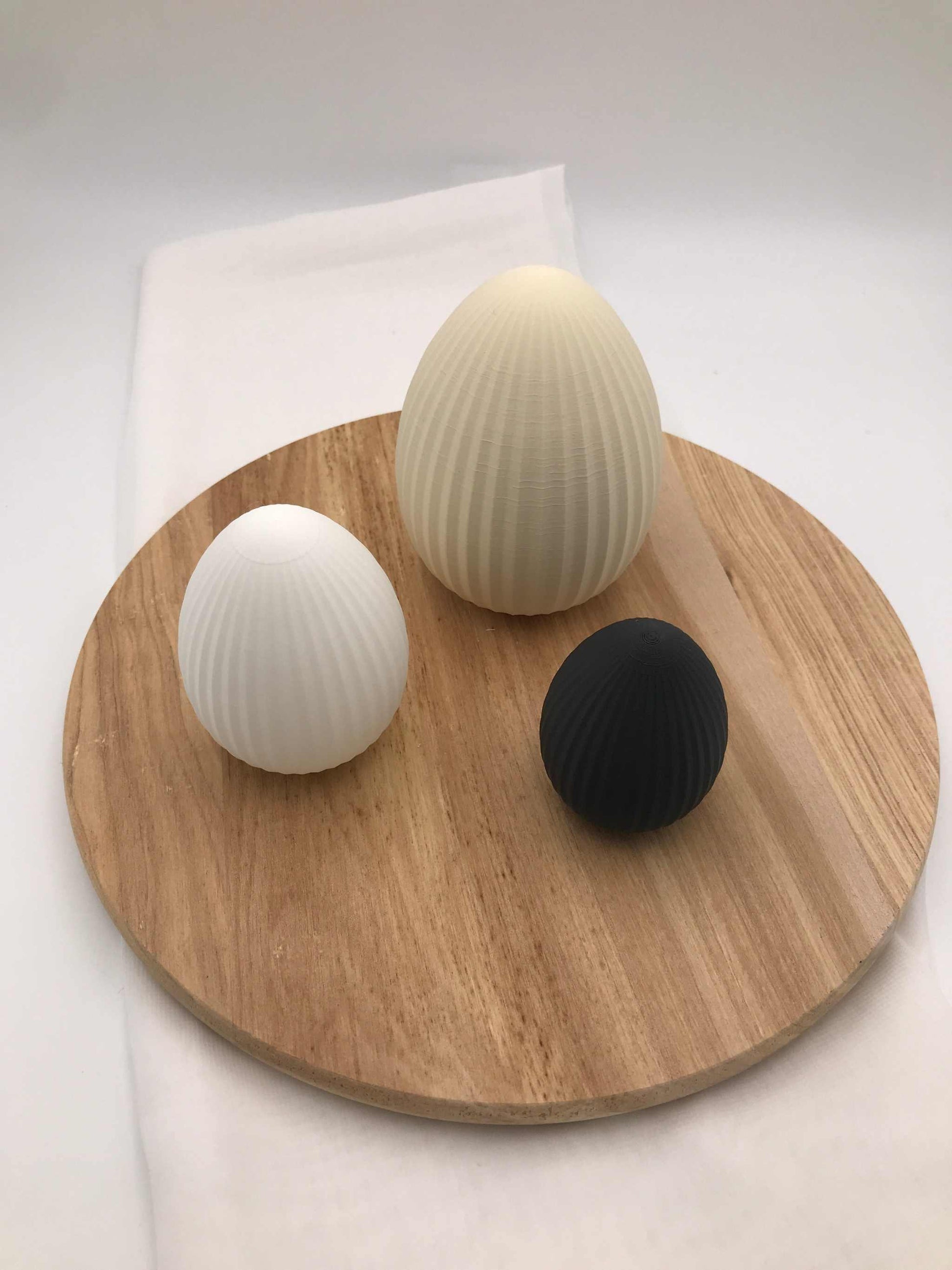 Moderne Ostereier aus 3D-Druck mit geriffelter Oberfläche in verschiedenen Größen und Farben als stilvolle Osterdekoration