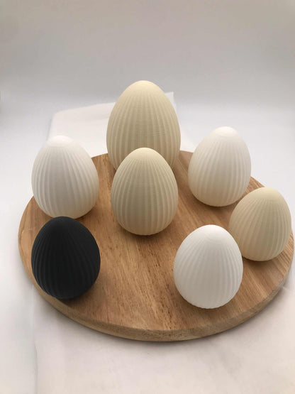Moderne Ostereier aus 3D-Druck mit geriffelter Oberfläche in verschiedenen Größen und Farben als stilvolle Osterdekoration