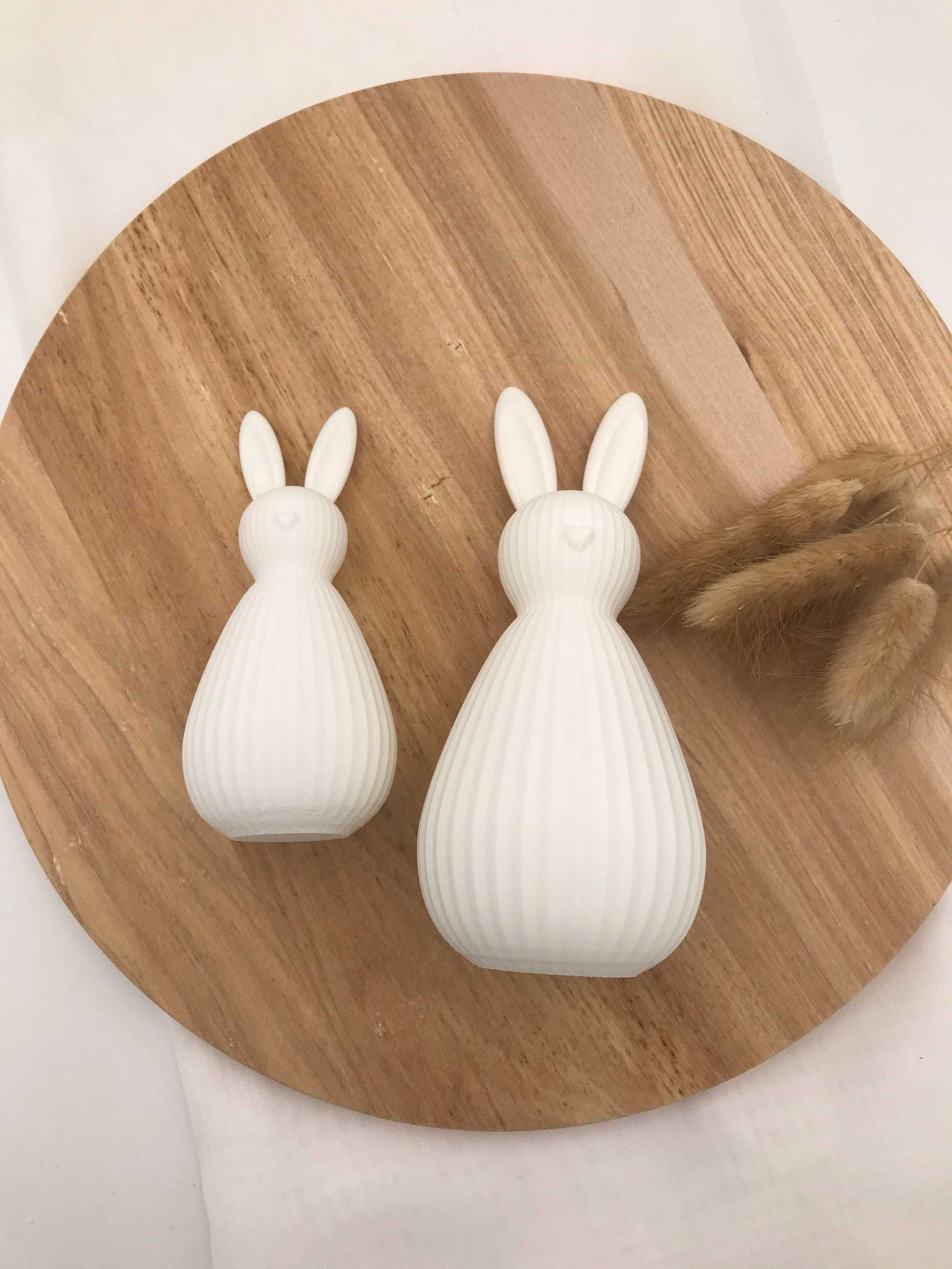 Moderner weißer 3D-gedruckter Osterhase aus PLA in minimalistischer Optik für Frühlingsdeko