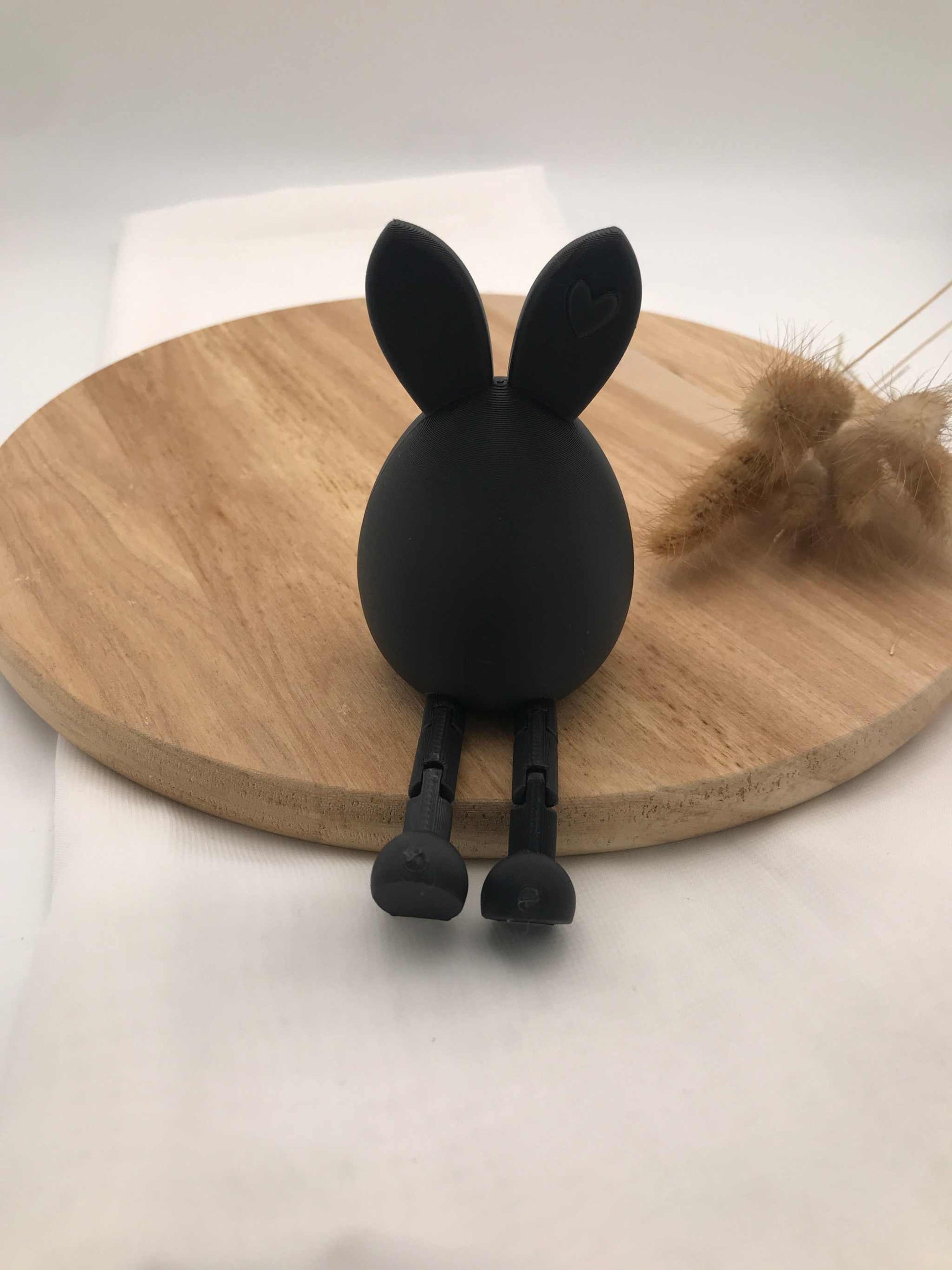 Moderner 3D-gedruckter sitzender Hase aus PLA mit beweglichen Wackelbeinen als Osterdeko
