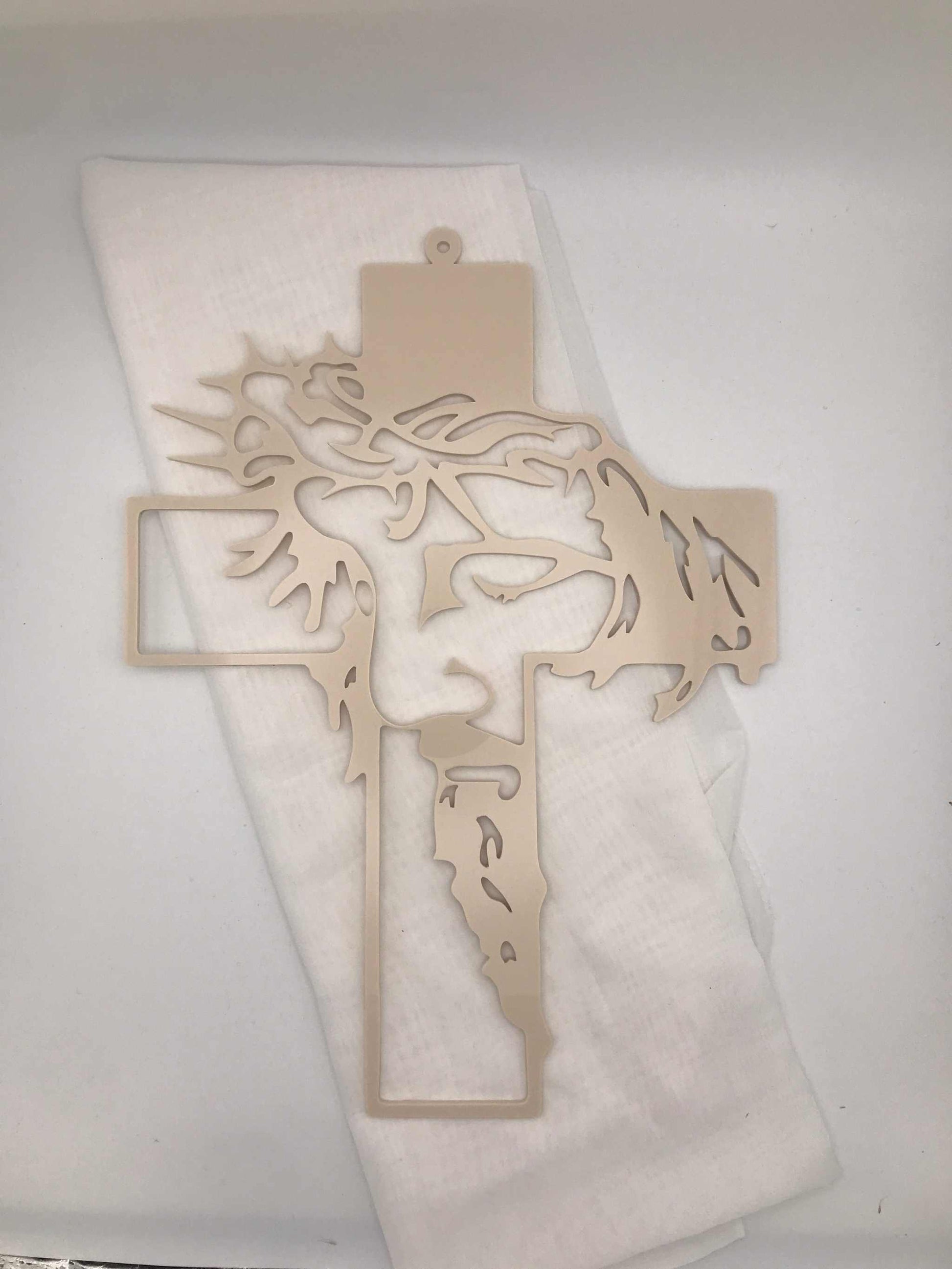 Modernes Kreuz mit Jesu Gesicht aus 4 mm Acryl als christliche Wanddeko