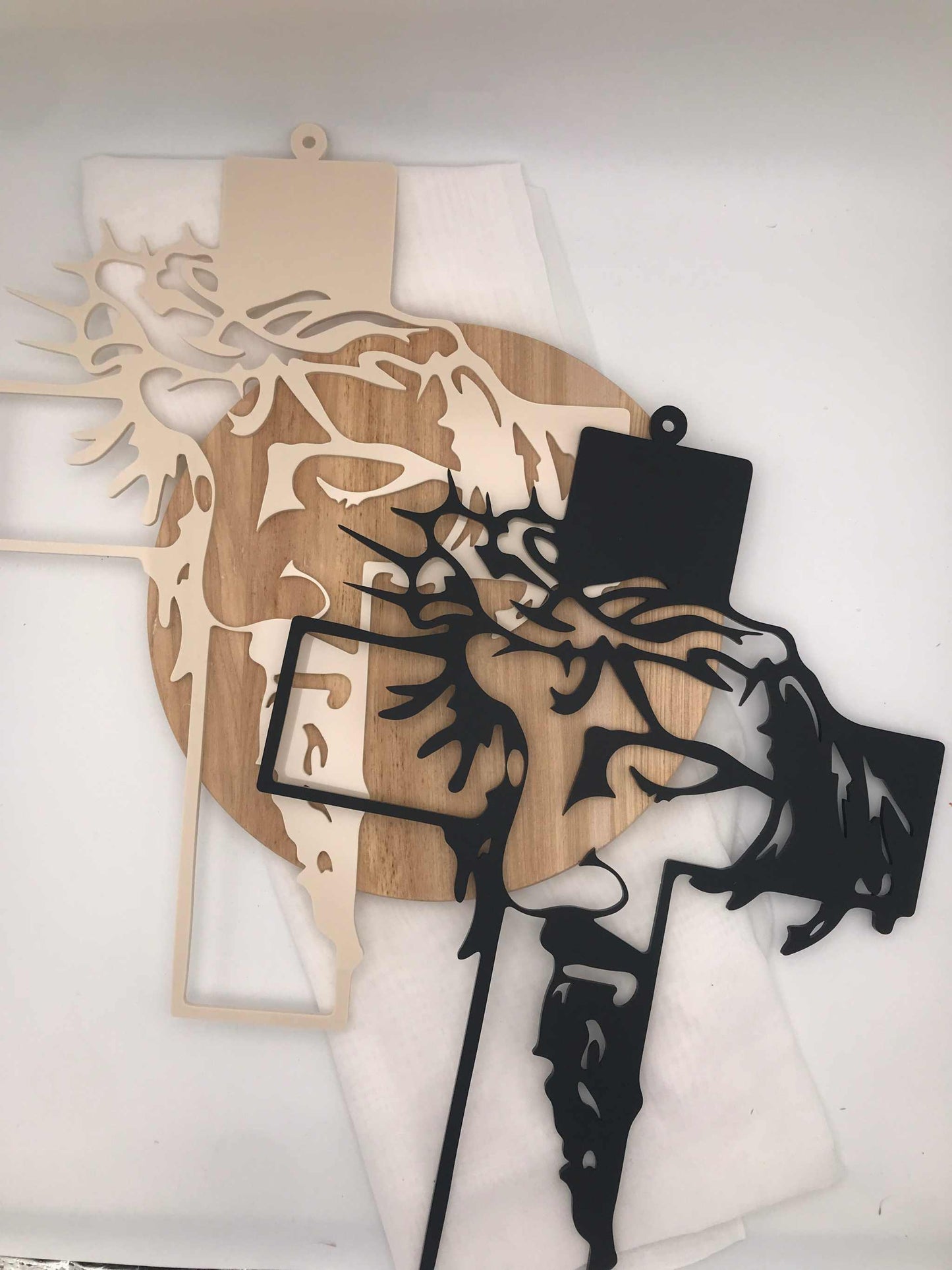 Modernes Kreuz mit Jesu Gesicht aus 4 mm Acryl als christliche Wanddeko