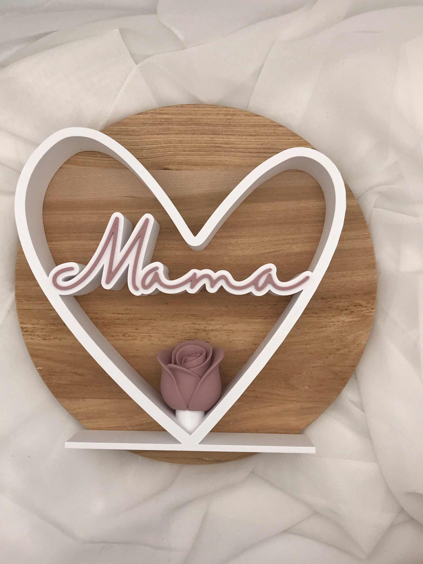 Mama Herz Dekoschild aus PLA mit filigranem Schriftzug und Rose als dekoratives Muttertagsgeschenk