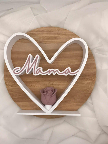 Mama Herz Dekoschild aus PLA mit filigranem Schriftzug und Rose als dekoratives Muttertagsgeschenk