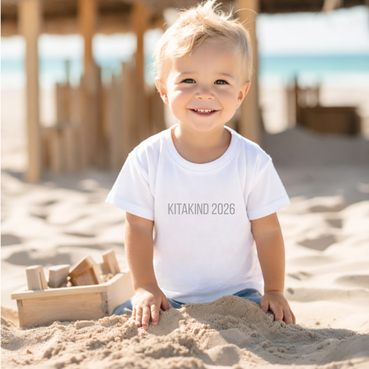 Kindergartenkind trägt buntes T-Shirt mit kindgerechtem Design