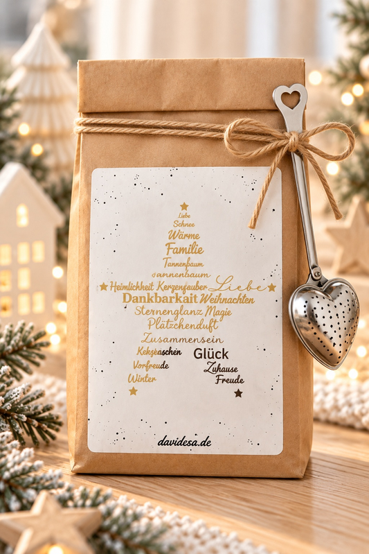 Weihnachtliche Geschenktüte aus braunem Kraftpapier mit hellem, gold- und dunkel bedrucktem Etikett sowie Herz-Teesieb; Weihnachtsgeschenk Kaffee Tee