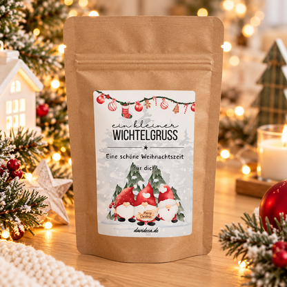 Weihnachtliche Geschenktüte aus braunem Kraftpapier mit Aufdruck „Wichtelgruß“ und drei Weihnachtswichteln, gefüllt mit Kaffee