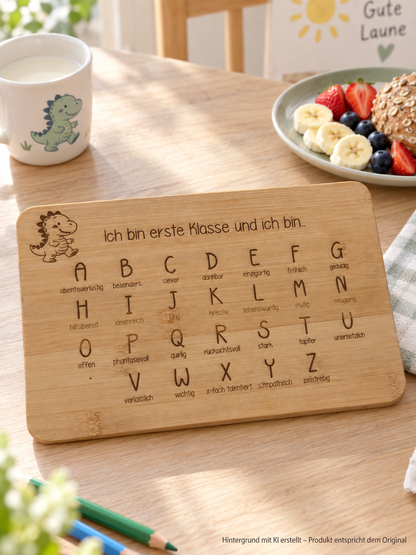 Frühstücksbrettchen zur Einschulung aus Bambusholz mit graviertem Alphabet und Dino-Motiv, 21x14 cm groß