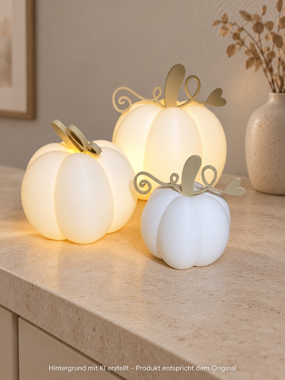 Herbstliche Dekokürbisse aus weißem PLA mit LED-Teelicht in drei Größen und goldfarbenen Stielen