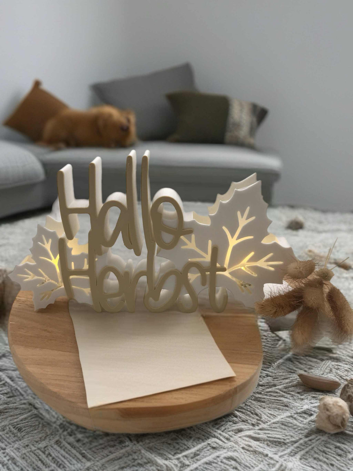 Herbst Schriftzug aus warmweißem PLA mit zwei dekorativen Blättern und stimmungsvollem Ballonlicht als Herbstdeko