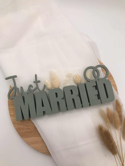 Tischaufsteller Just Married aus grauem PLA mit Trockenblumen und Hochzeitsringen als moderne Hochzeit Dekoration