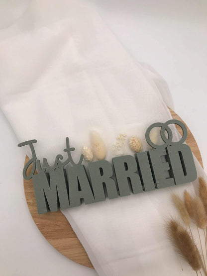 Hochzeit Tischaufsteller Just Married in grau aus PLA mit Trockenblumen dekorativ in der Aussparung aus Holz