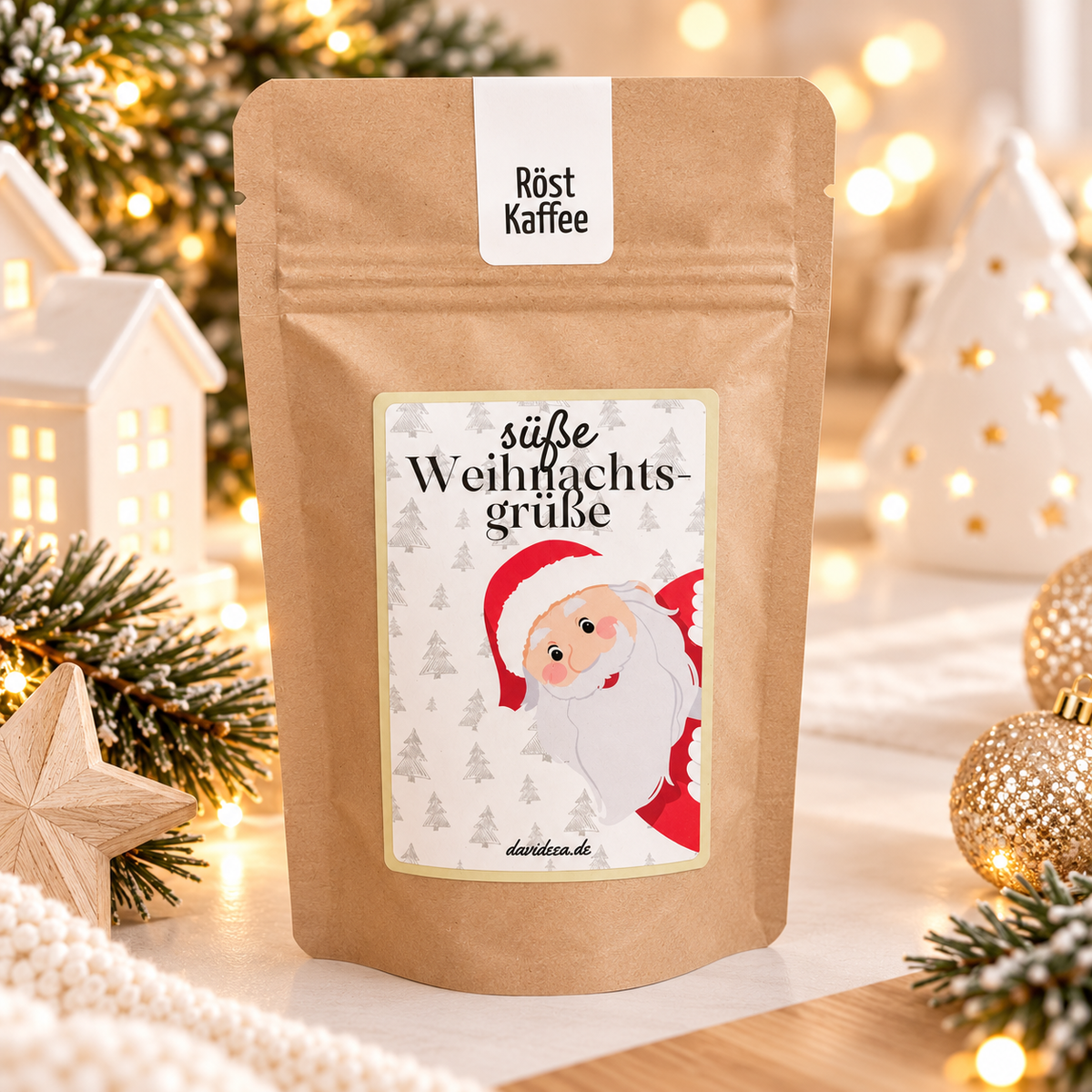 Kaffee in brauner Kraftpapiertüte mit weihnachtlichem Etikett, Weihnachtsmann und dem Schriftzug „Süße Weihnachtsgrüße“.