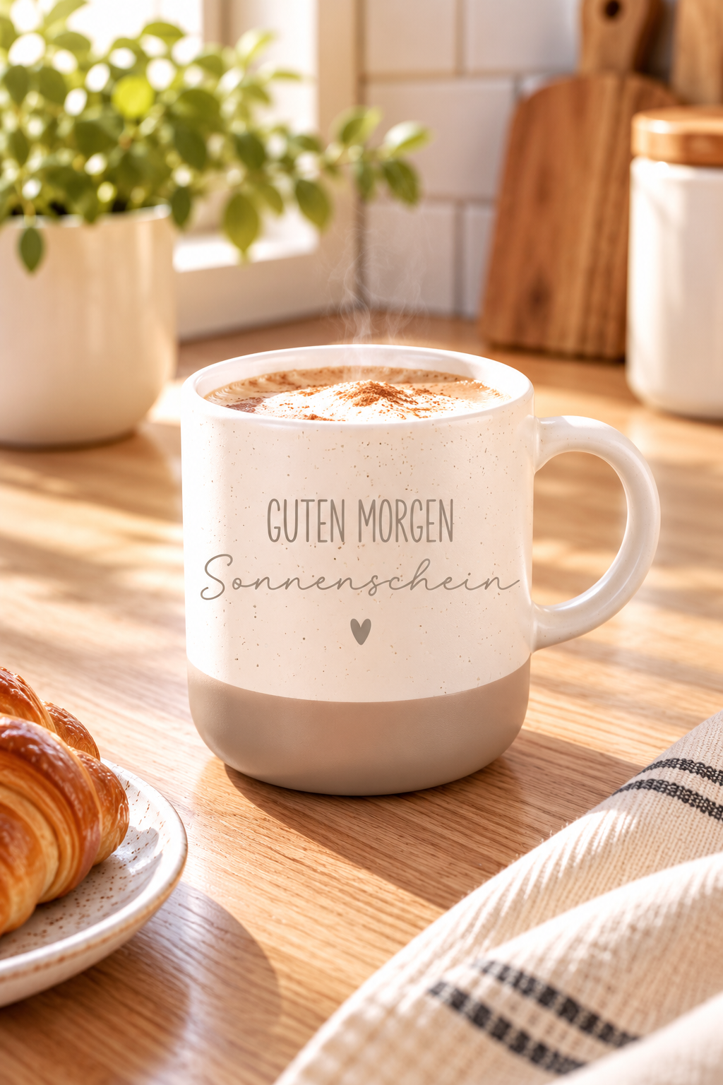 Kaffeetasse aus beiger Keramik mit grauem Boden, feinen Sprenkeln und dem Schriftzug „Guten Morgen Sonnenschein“