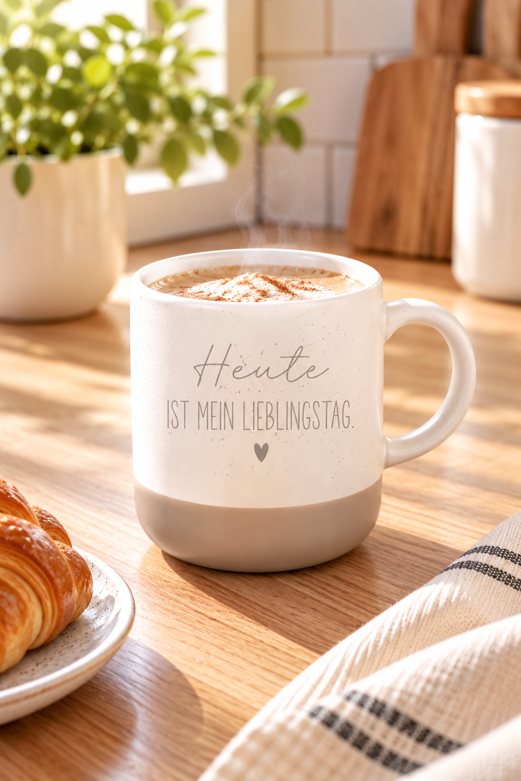 Kaffeetasse aus beiger Keramik mit grauem Unterteil und dem Spruch „Heute ist mein Lieblingstag“ samt kleinem Herz