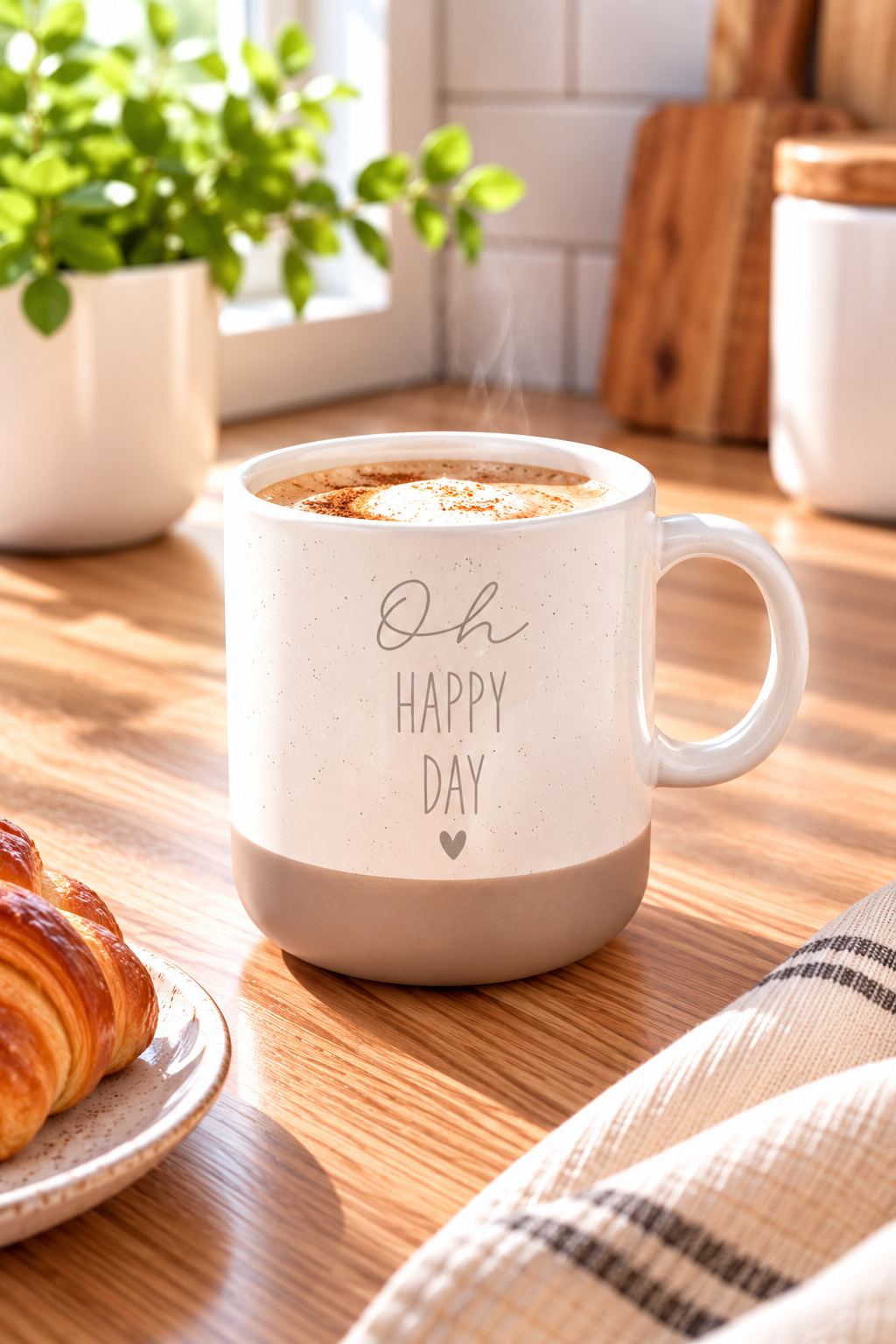 Kaffeetasse aus weißer Keramik mit beigem Fuß, feinen Sprenkeln und dem Schriftzug „Oh Happy Day“ samt Herz