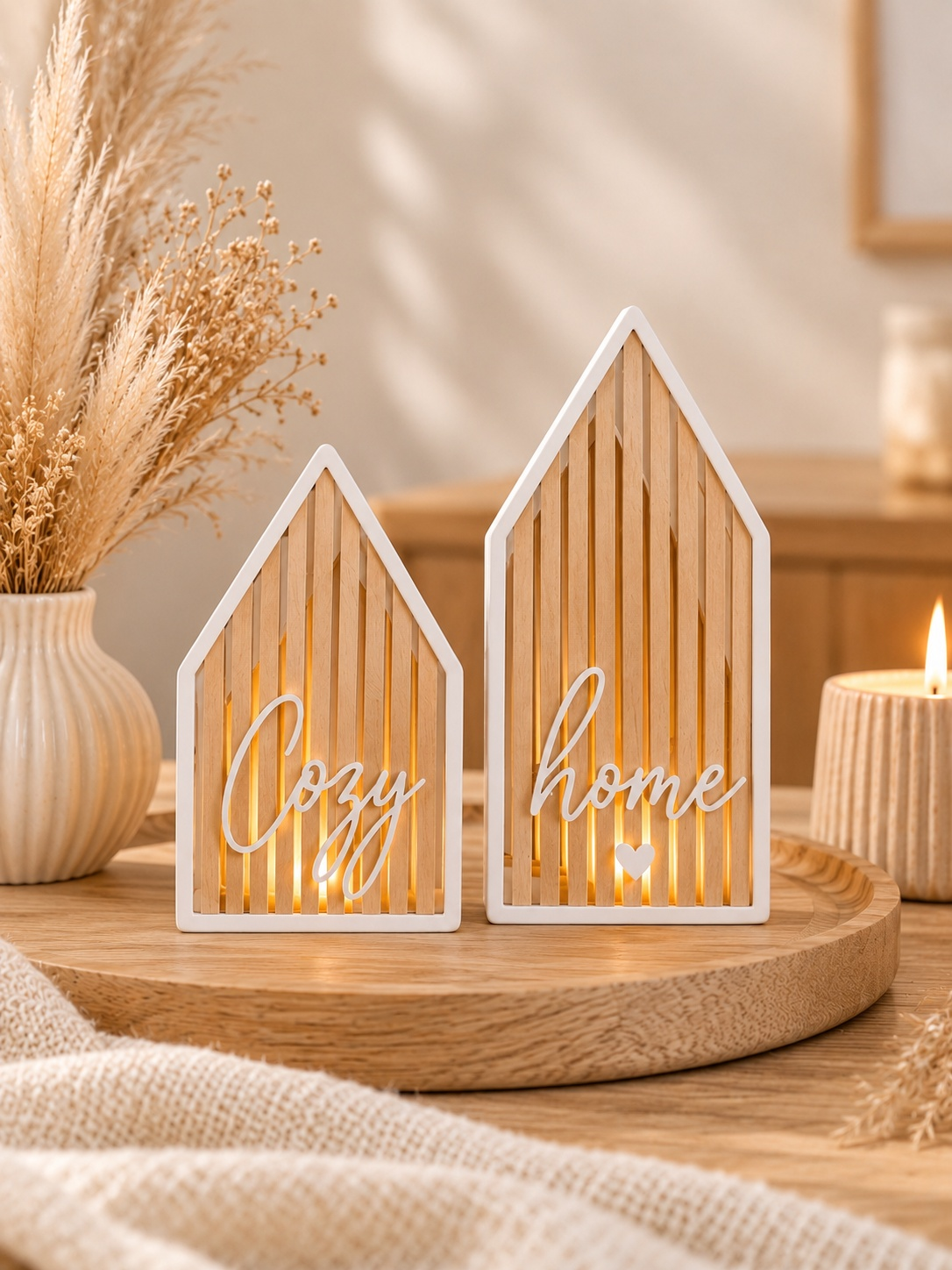 Lichthäuser Deko im 2er-Set aus weißem PLA mit Holzoptik, vertikaler Paneelstruktur und „Cozy“- und „home“-Schriftzug