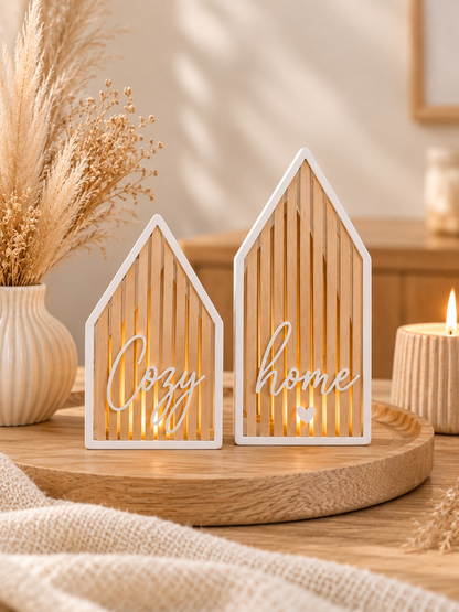 Lichthäuser Deko im 2er-Set aus weißem PLA mit Holzoptik, vertikaler Paneelstruktur und „Cozy“- und „home“-Schriftzug